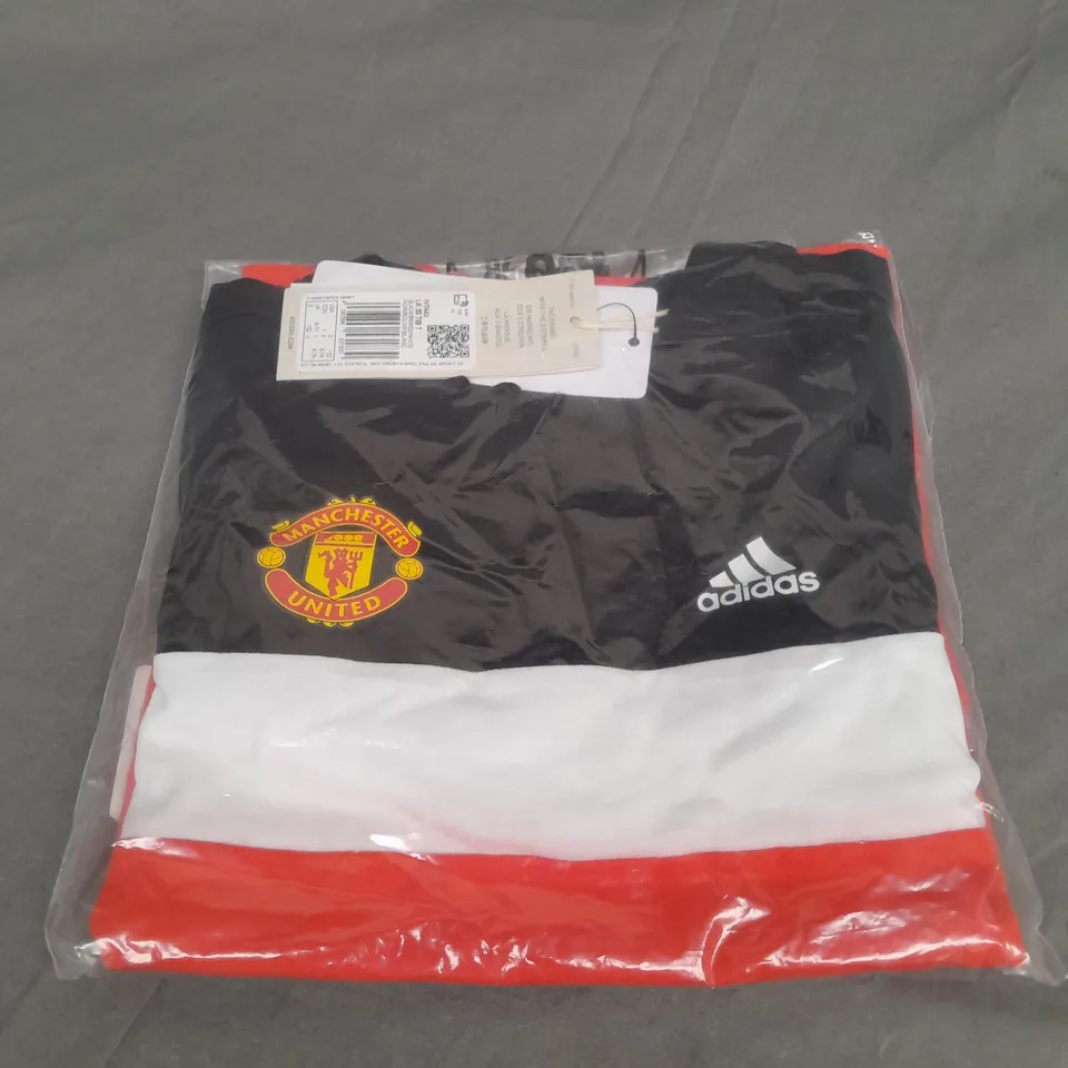 ADIDAS MUFC 3 STRIPE TSHIRT IN MULTICOLOUR SIZE 6-7YRS