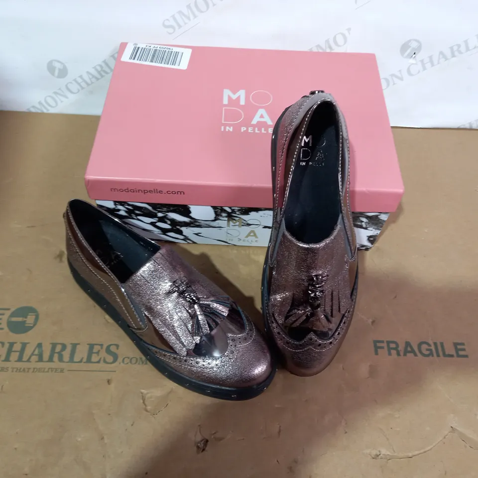 BOXED PAIR OF MODA IN PELLE SHOES - SIZE 36