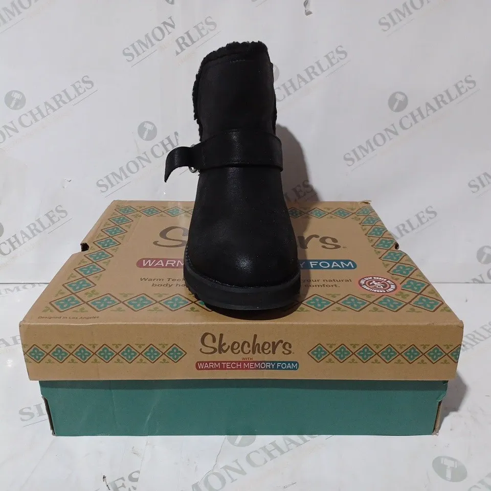 BOXED PAIR OF SKECHERS CABIN FEEL BOOTS IN BLACK SIZE 5