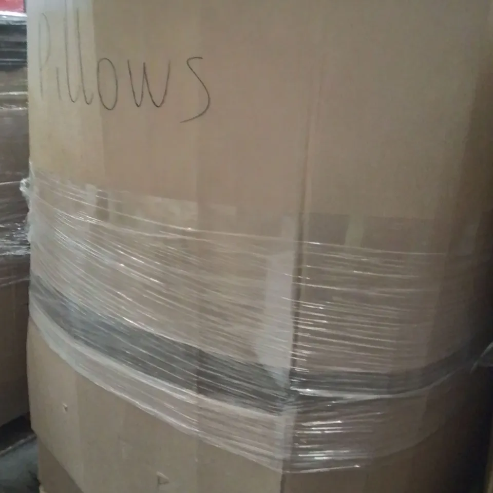 PALLET CONTAINING A LARGE QUANTITY OF PILLOWS 