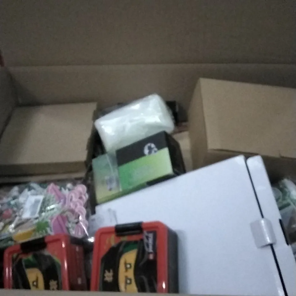 PALLET OF ASSORTED ITEMS INCLUDING EVERLAST FITNESS LACES, UGREEN PHONE HOLD, AND FESTIVE KNOMES ETC. 