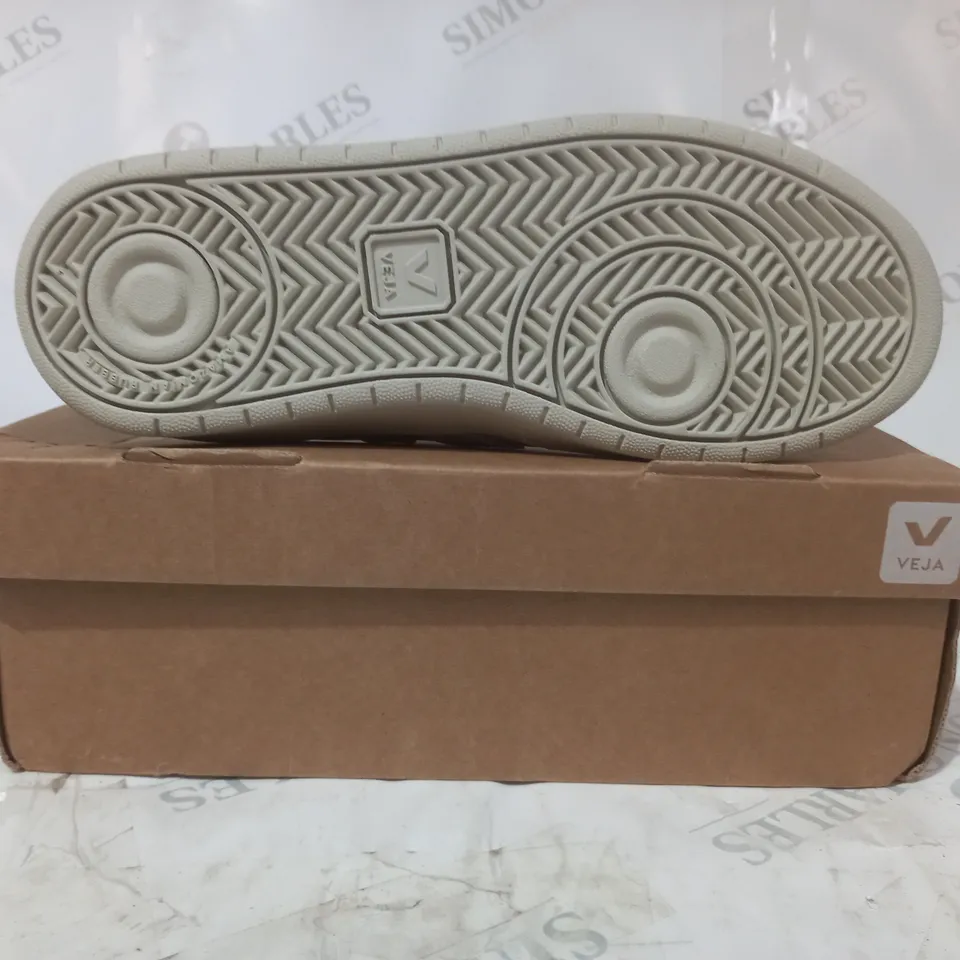BOXED PAIR OF VEJA SHOES IN PASTEL MULTICOLOUR UK SIZE 7