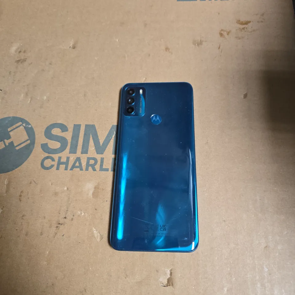 MOTOROLA SMARTPHONE – BLUE, CRACKED SCREEN 