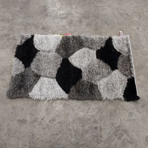 NON SLIP 100% POLYPROPYLENE GEOMETRIC RUG // 60 X 110CM