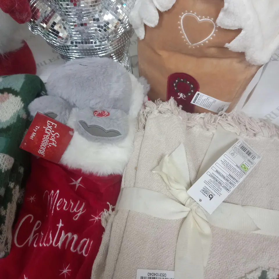 LOT OF 11 ASSORTED AS NEW SEASONAL HOMEWARE ITEMS TO INCLUDE THROWS, GONKS, DISCO GNOME AND GINGERHOUSE CUSHIONS