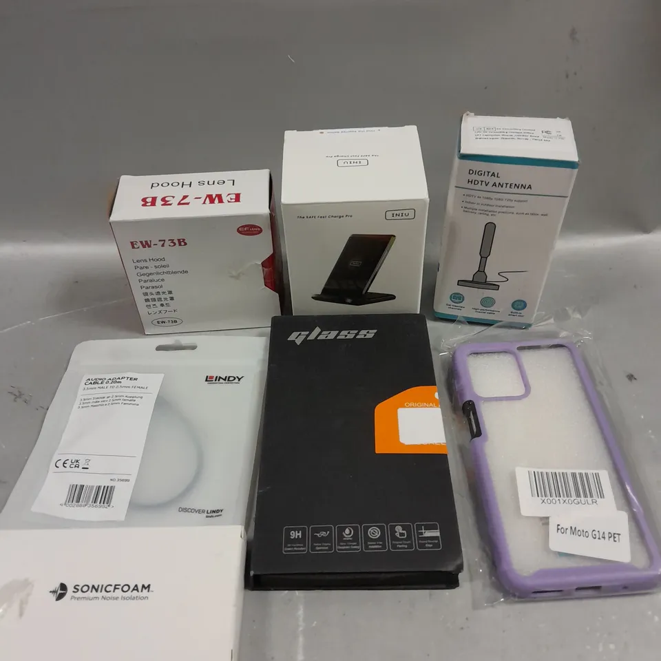 APPROXIMATELY 25 ASSORTED ELECTRICAL PRODUCTS TO INCLUDE DIGITAL ANTENNA, SMARTPHONE CASES, WIRELESS CHARGER ETC 