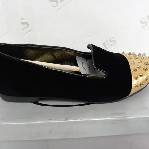 FLAT HEELED SPIKEY GOLD TOE VELVET SIZE 4