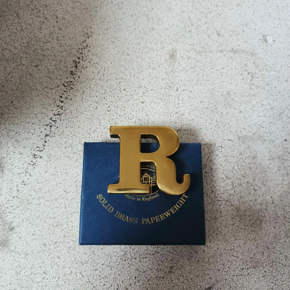 TOTE OF APPROXIMATELY 12 ASSORTED ITEMS TO INCLUDE: SOLID BRASS PAPERWEIGHT R