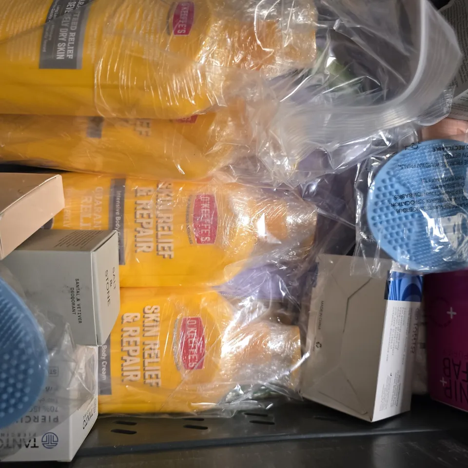 APPROXIMATELY 15 ASSORTED HEAL & BEAUTY/COSMETIC ITEMS TO INCLUDE GEL LOTION, FACIAL SHEET MASK, ETC