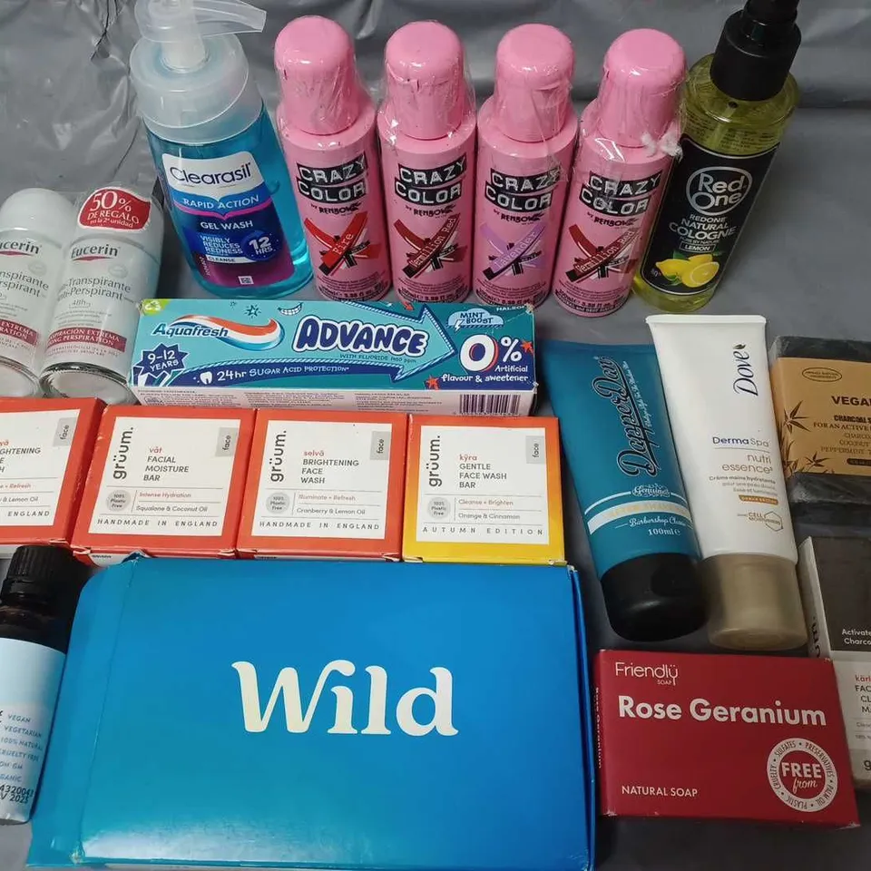 LOT OF APPROXIMATELY 20 ASSORTED HEALTH AND BEAUTY ITEMS TO INCLUDE GRUUM SOAP, CRAZY COLOR AND CLEARASIL GEL WASH