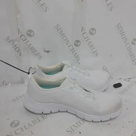 UNBOXED PAIR OF SKETCHERS BUNGEE TRAINERS WHITE SIZE 7