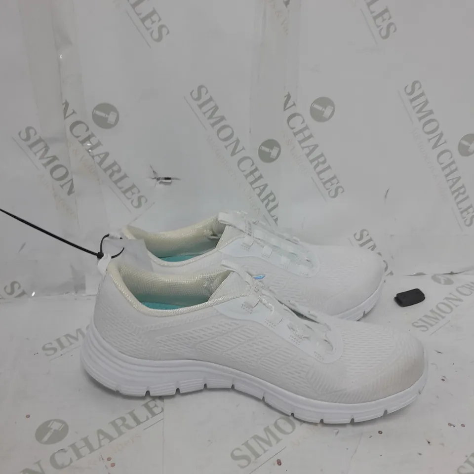 UNBOXED PAIR OF SKETCHERS BUNGEE TRAINERS WHITE SIZE 7