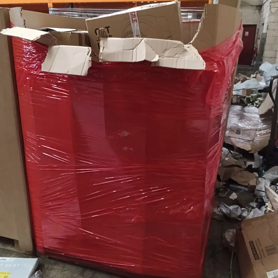 PALLET OF ASSORTED ITEMS TO INCLUDED - TOILET SEAT, BIKE MUDGUARD, CAT LITTER TRAY 