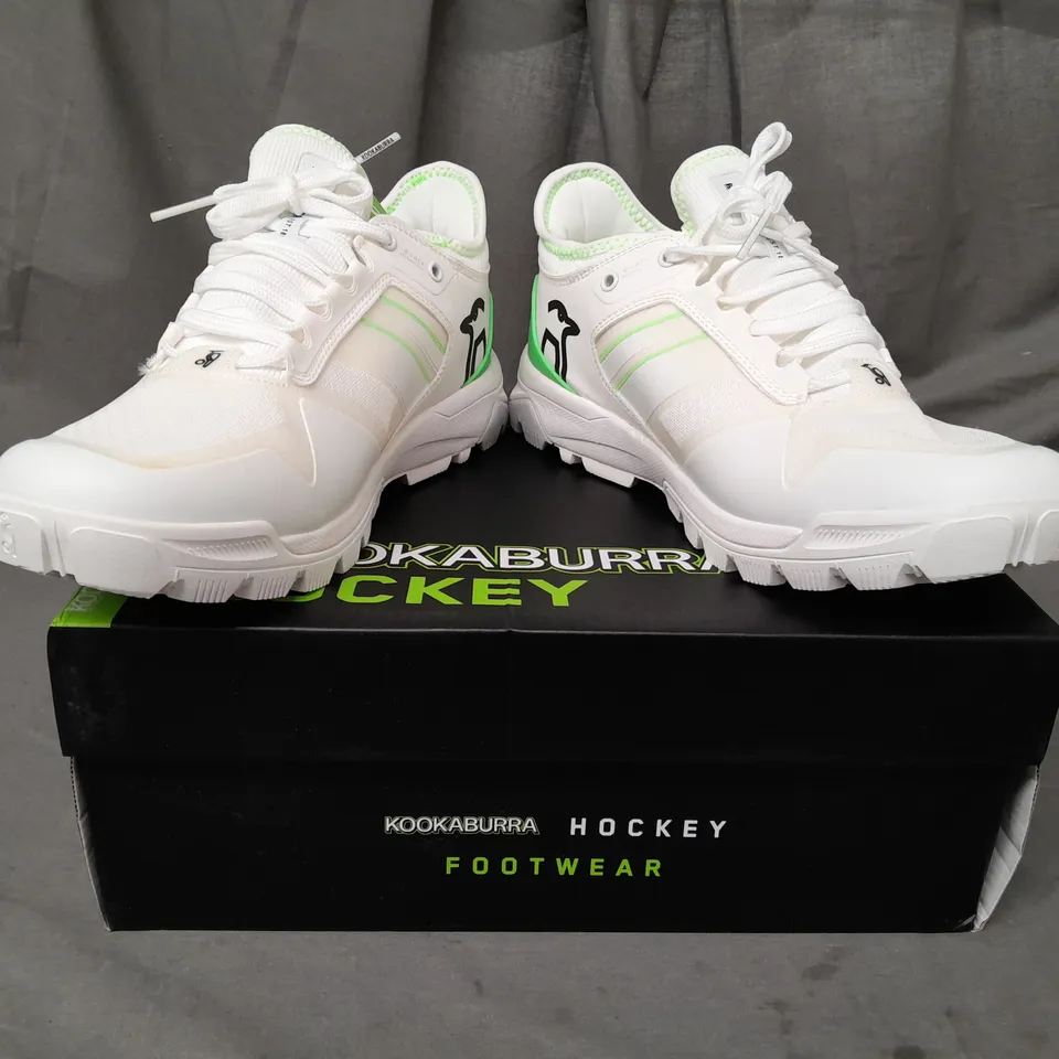 BOXED PAIR OF KOOKABURRA HOCKEY SPIRIT SHOES IN WHITE/GREEN UK SIZE 10