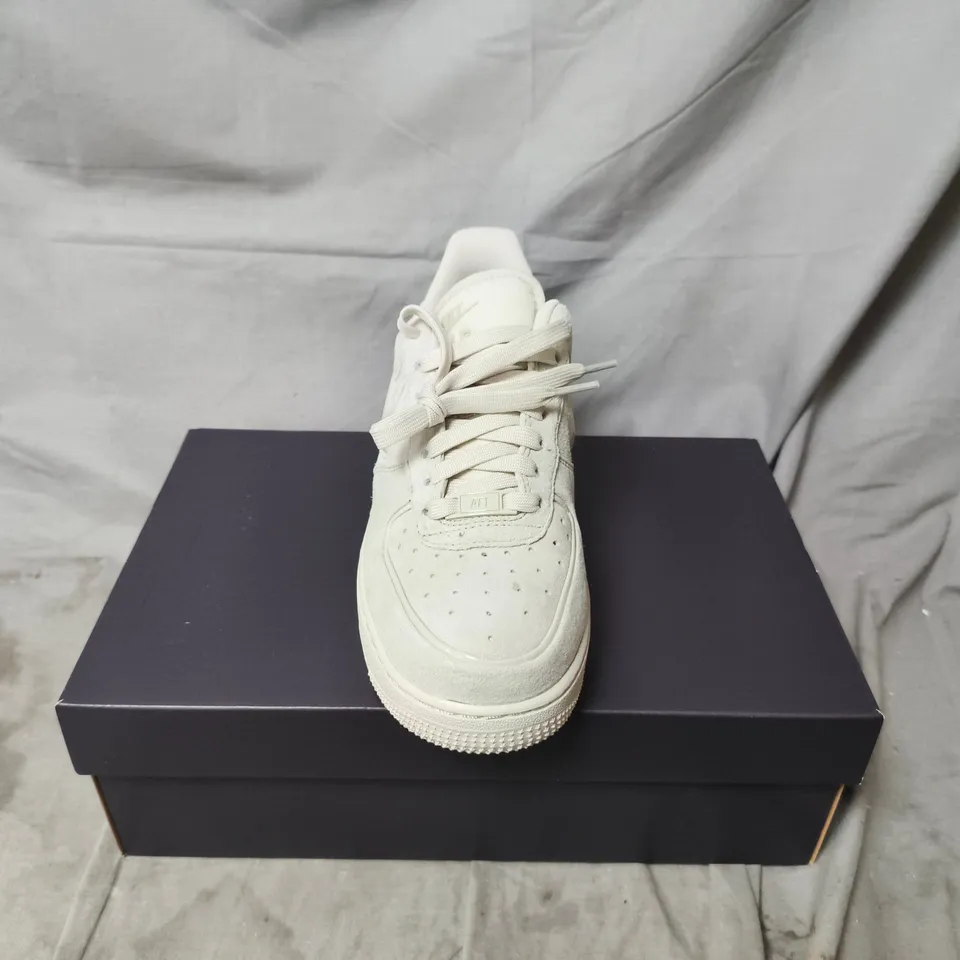 BOXED PAIR OF NIKE WOMENS AIR FORCE 1 07 TRAINERS IN LIGHT BONE - UK 5.5