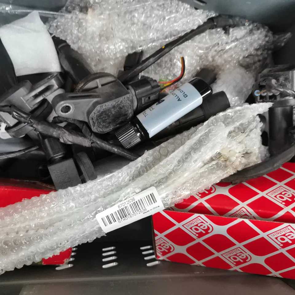 APPROXIMATELY 5 ASSORTED ITEMS TO INCLUDE PANORAMIC REAR VIEW MIRROR, ETC