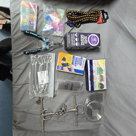 APPROXIMATELY 15 ASSORTED EQUESTRIAN TACK AND HARDWARE LOT: BIT, REINS, FITTINGS