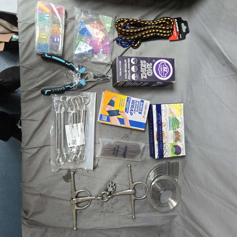 APPROXIMATELY 15 ASSORTED EQUESTRIAN TACK AND HARDWARE LOT: BIT, REINS, FITTINGS