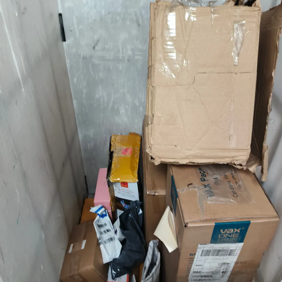 CAGE OF APPROXIMATELY 10 ASSORTED BROKEN OR DAMAGED ITEMS TO INCLUDE - CLOTHING, CUSHION COVER AND A FESTIVE DECORATION ETC. COLLECTION ONLY