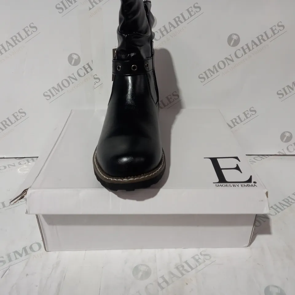 BOXED PAIR OF SHOES BY EMMA ANKLE BOOTS IN BLACK SIZE 7