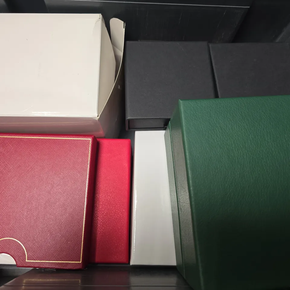TOTE OF APPROXIMATELY 8 DESIGNER JEWELLERY BOXES IN VARIOUS SIZES & DESIGNS 