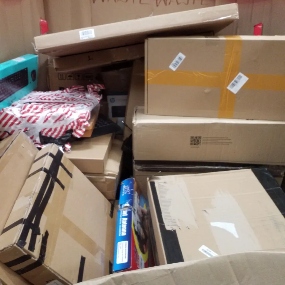 PALLET CONTAINING ASSORTED PRODUCTS INCLUDING LAP DESK, POKER MAT, GAMING MOUSE PAD, TURNTABLE HI-FI SYSTEM WITH SPEAKERS & LOGITECH G29 DRIVING FORCE RACING WHEEL