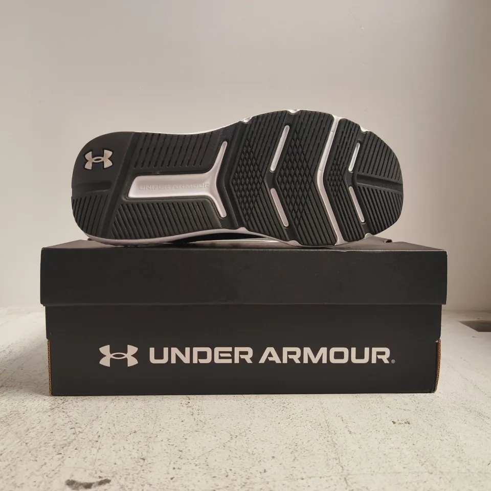 BOXED PAIR OF UNDERARMOUR TRAINERS IN BLACK/WHITE SIZE UK 7