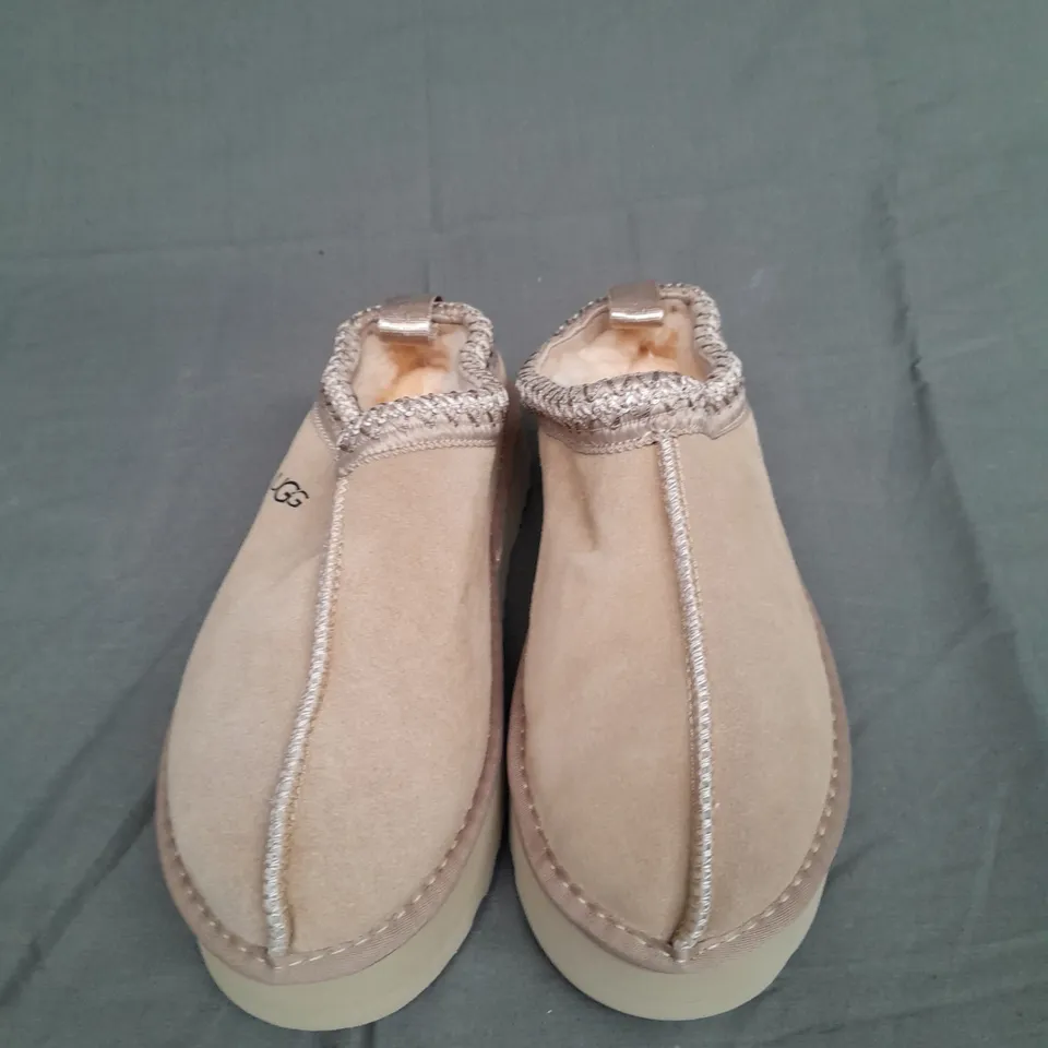 UNBOXED PAIR OF UGG TREADLIGHT BROWN SIZE 39
