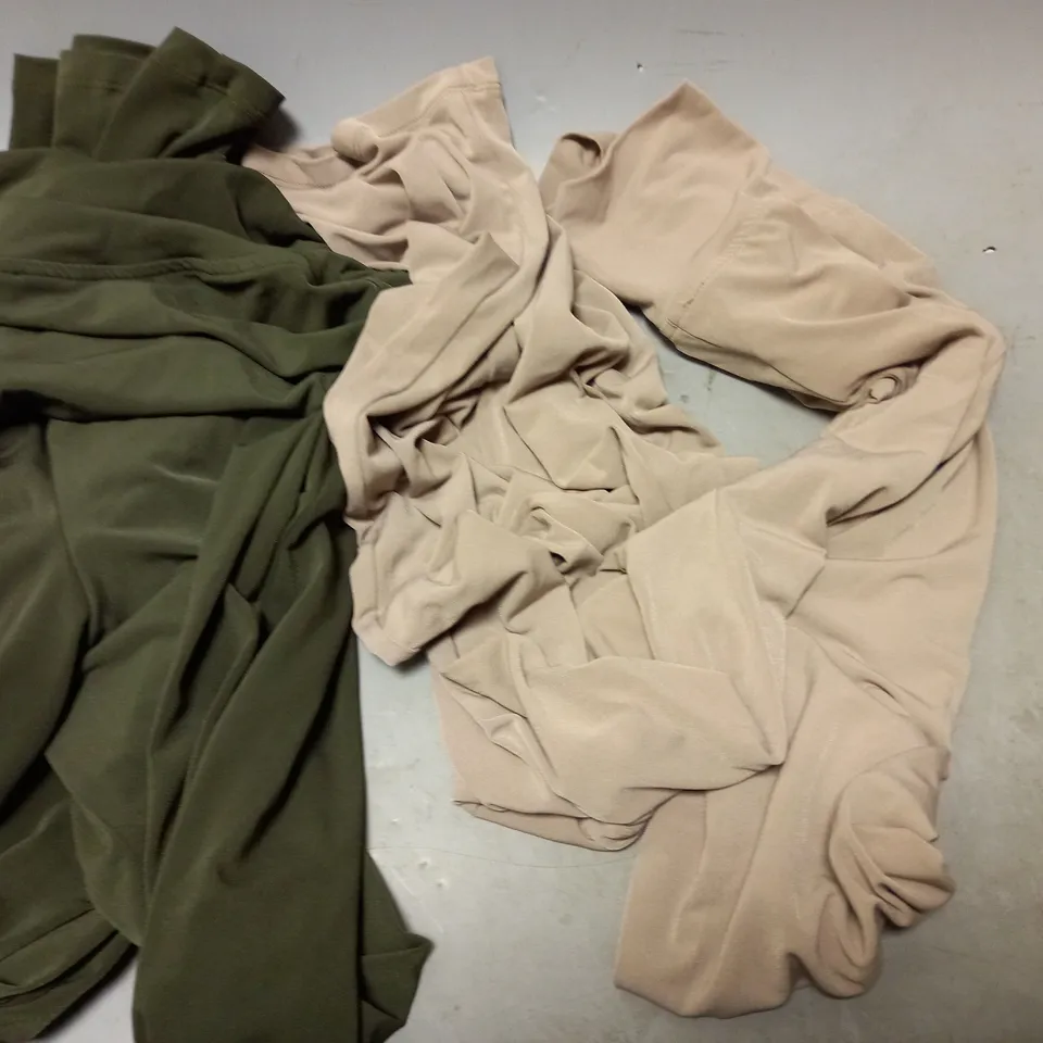 BOX OF APPROXIMATELY 10 ASSORTED CLOTHING ITEMS - SKIRT , BLOUSE , T-SHIRT ETC