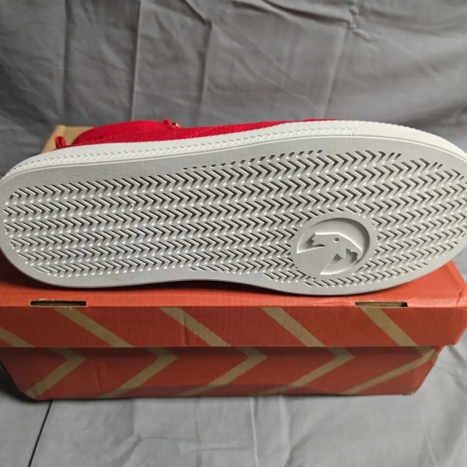 BOXED PAIR OF BILLY CLASSIC HIGH TOP TRAINERS - UK SIZE 7 - WOMENS 