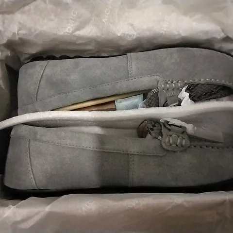 3 SHOE BOXES OF VIONIC SHOES INCLUDING HONOR DAYNA CHARCOAL LOAFERS SIZE 5.5, 2 × JOJO OMBRE BLACK TRAINERS SIZE 3
