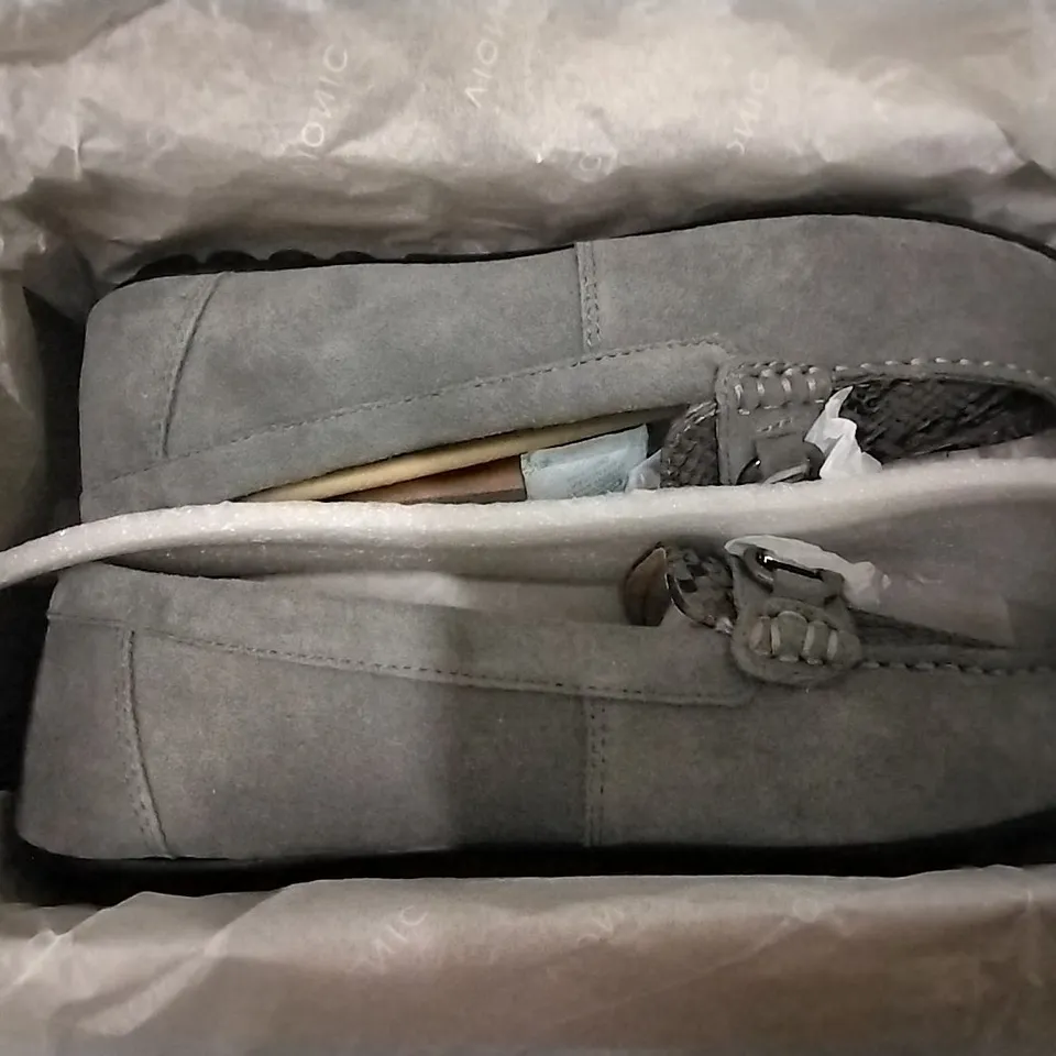 3 SHOE BOXES OF VIONIC SHOES INCLUDING HONOR DAYNA CHARCOAL LOAFERS SIZE 5.5, 2 × JOJO OMBRE BLACK TRAINERS SIZE 3