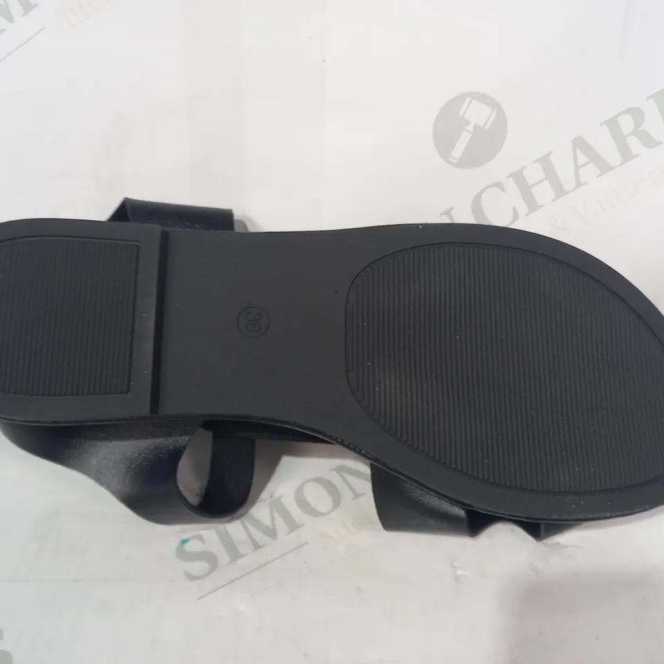 PAIR OF DESIGNER OPEN TOE FLAT SANDALS IN BLACK EU SIZE 38