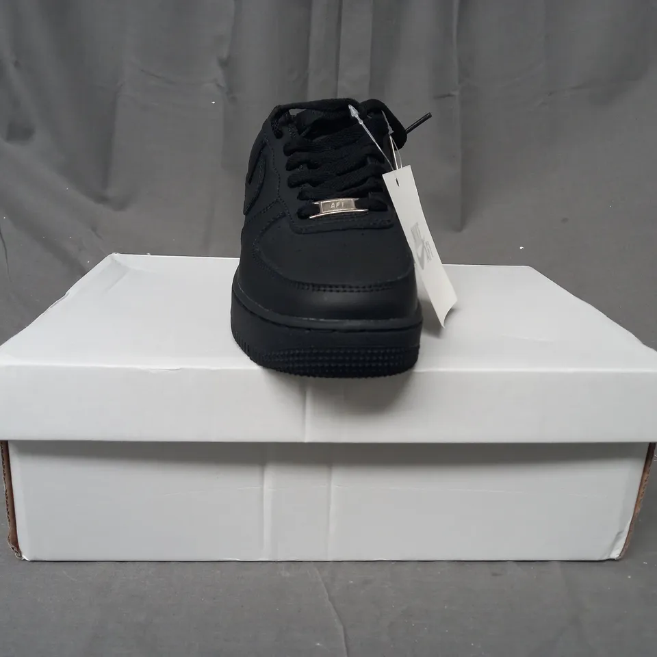 BOXED PAIR OF NIKE AIR FORCE 1 '07 SHOES IN BLACK UK SIZE 3