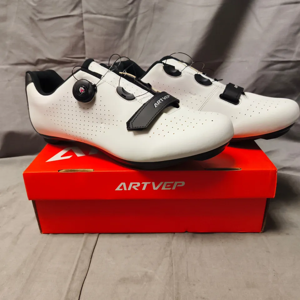 BOXED PAIR OF ARTVEP CYCLING SHOES IN WHITE/BLACK SIZE UK 10.5