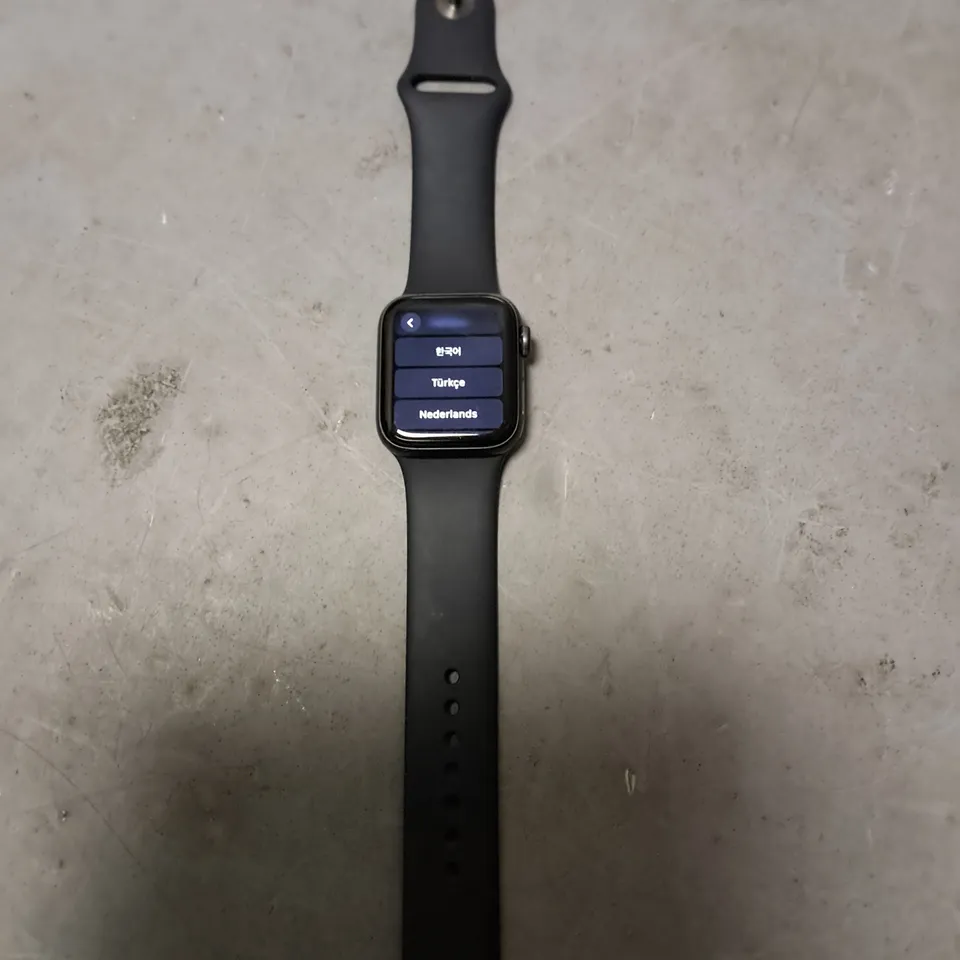 UNBOXED APPLE WATCH SE 40MM WITH DARK GREY STRAP