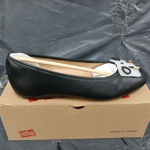 BOXED PAIR OF FITFLOP DELICATO BOW SOF LEATHER BALLET SHOES - UK SIZE 5.5
