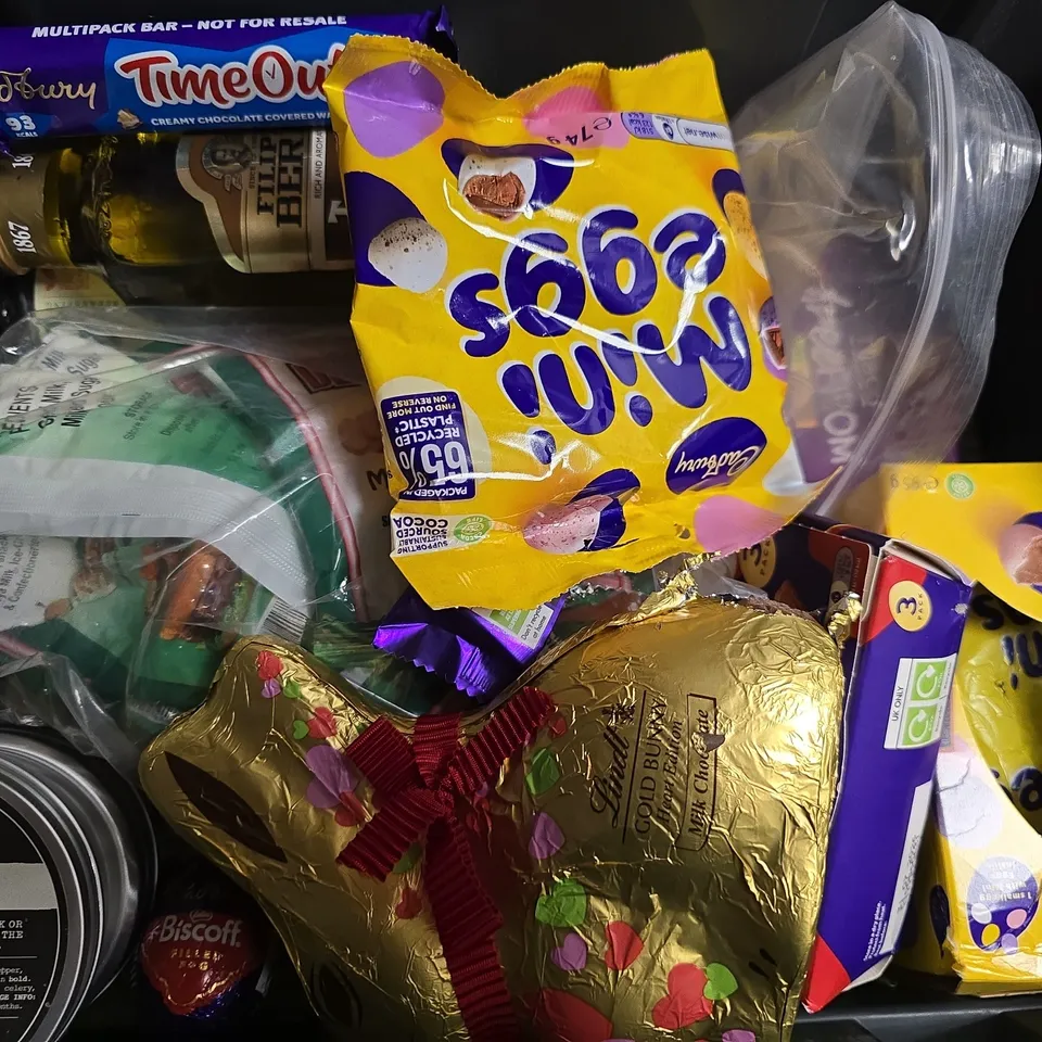 APPROXIMATELY 12 ASSORTED FOOD & DRINK ITEMS TO INCLUDE MINI EGGS, SPAGHETTI, FILIPPO BERIO TRUFFLE OLIVE OIL, ETC - COLLECTION ONLY