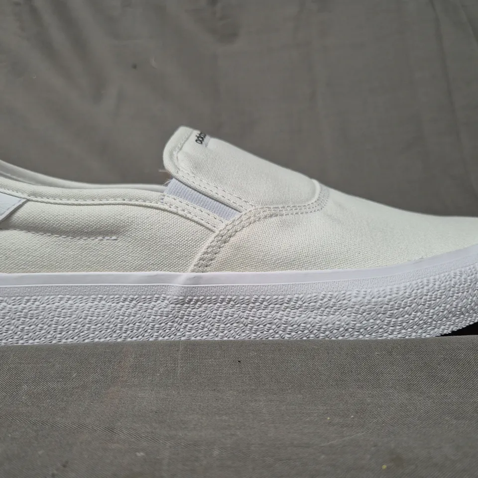 BRAND NEW BOXED PAIR OF ADIDAS 3MC SLIP-ON SHOES IN WHITE UK SIZE 10.5