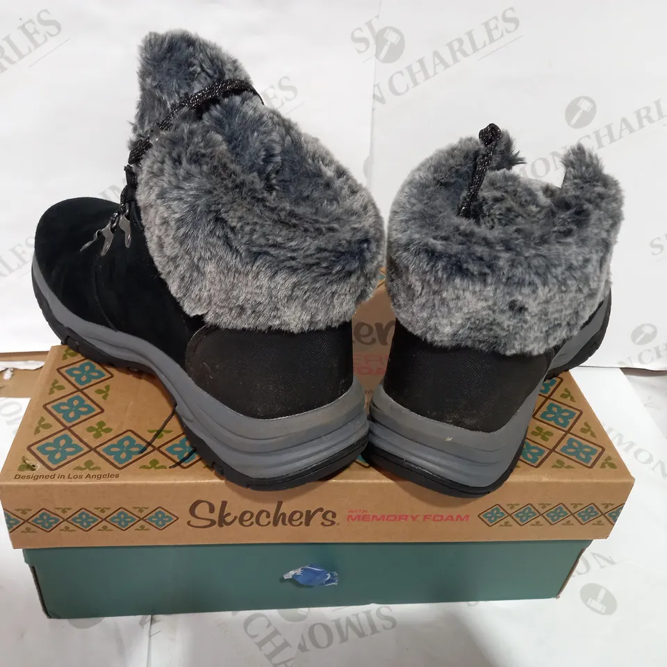 BOXED PAIR OF SKECHERS BLACK CUFF BOOT - SIZE 6