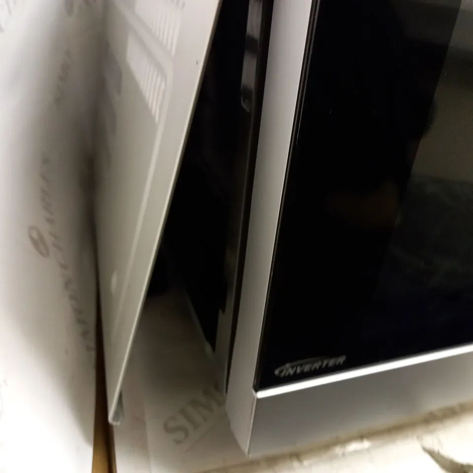 PANASONIC 900W STANDARD FLATBED MICROWAVE NN-SF464M