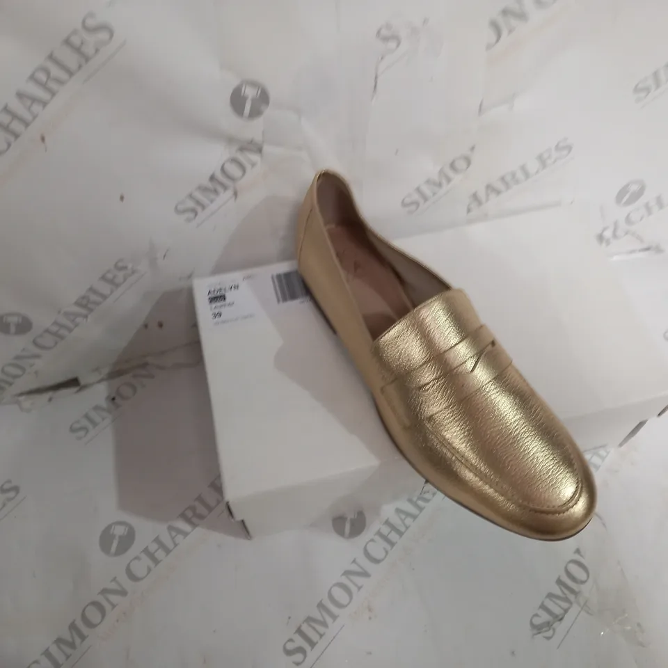 BOXED PAIR OF MODA IN PELLE GOLD LEATHER UNLINED FLAT LOAFER SIZE 39
