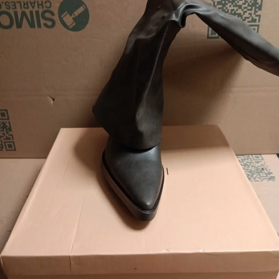 BOXED PAIR OF SIMMI LONDON KIARRA BLACK PU KNEE-HIGH BOOTS – UK 7 