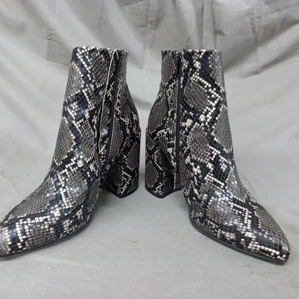 BOXED PAIR OF STEVE MADDEN ANKLE BOOTS IN GREY/OTHER SNAKE EU SIZE 38