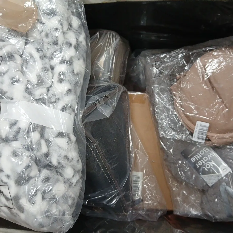 BOX OF APPROXIMATELY 8 ASSORTED HOUSEHOLD ITEMS TO INCLUDE LIVEMORE DOUBLE LAYER FAUX FUR BLANKET, ETC