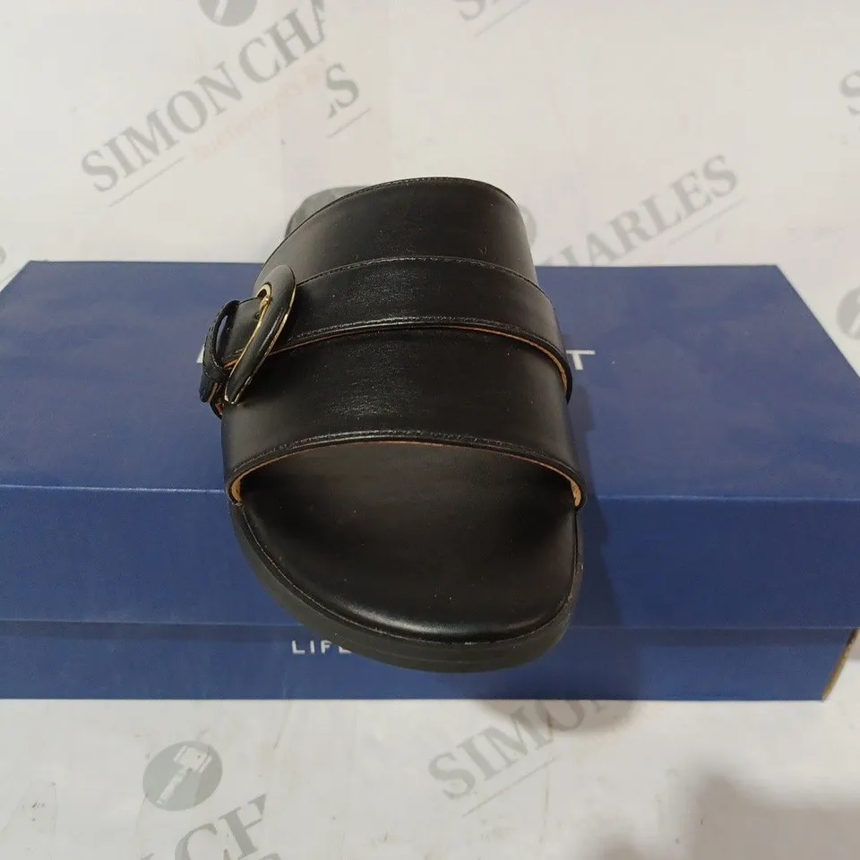 BOXED PAIR OF ROCKPORT YARA FLAT SANDALS IN BLACK UK SIZE 7