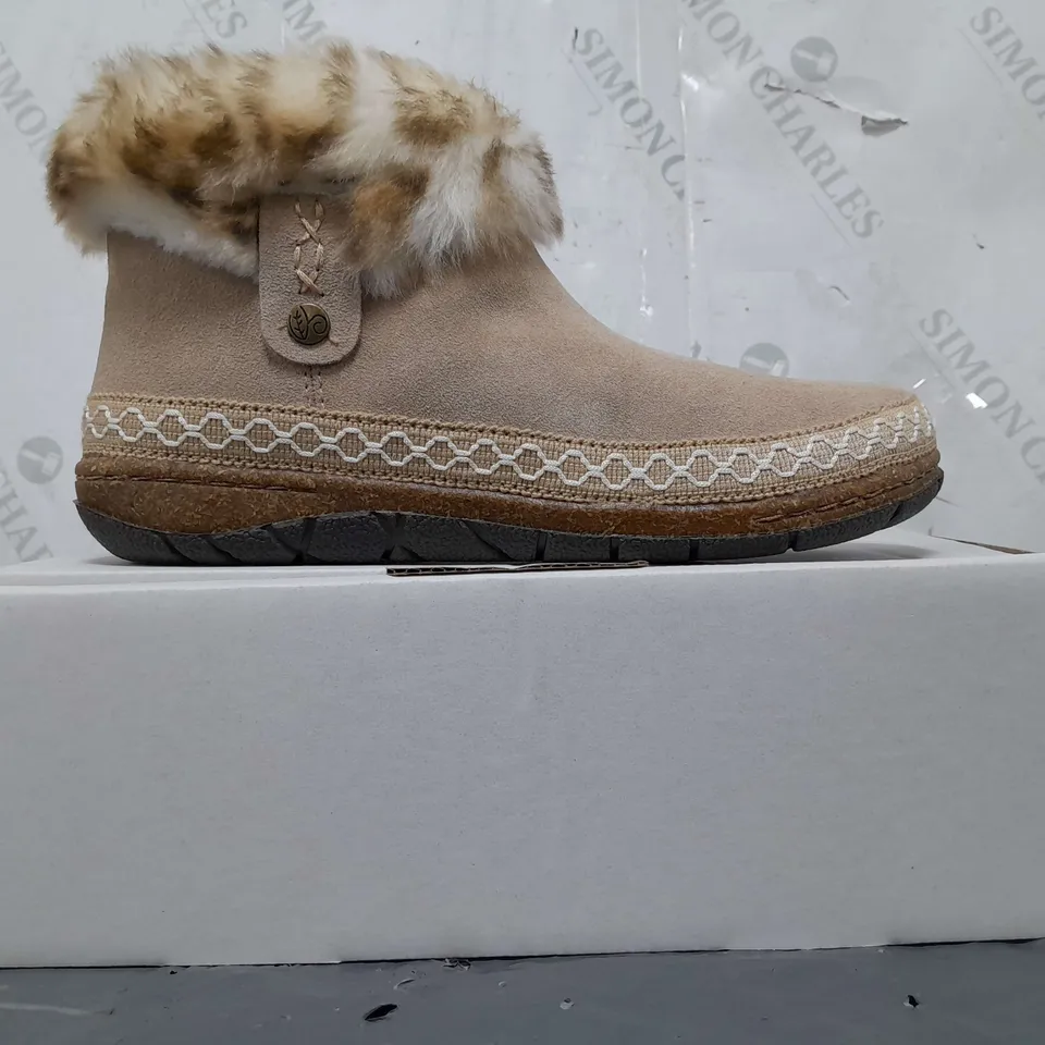 BOXED PAIR OF EARTH ORIGINALS EMMALYN BOOTIES IN BEIGE SIZE 6