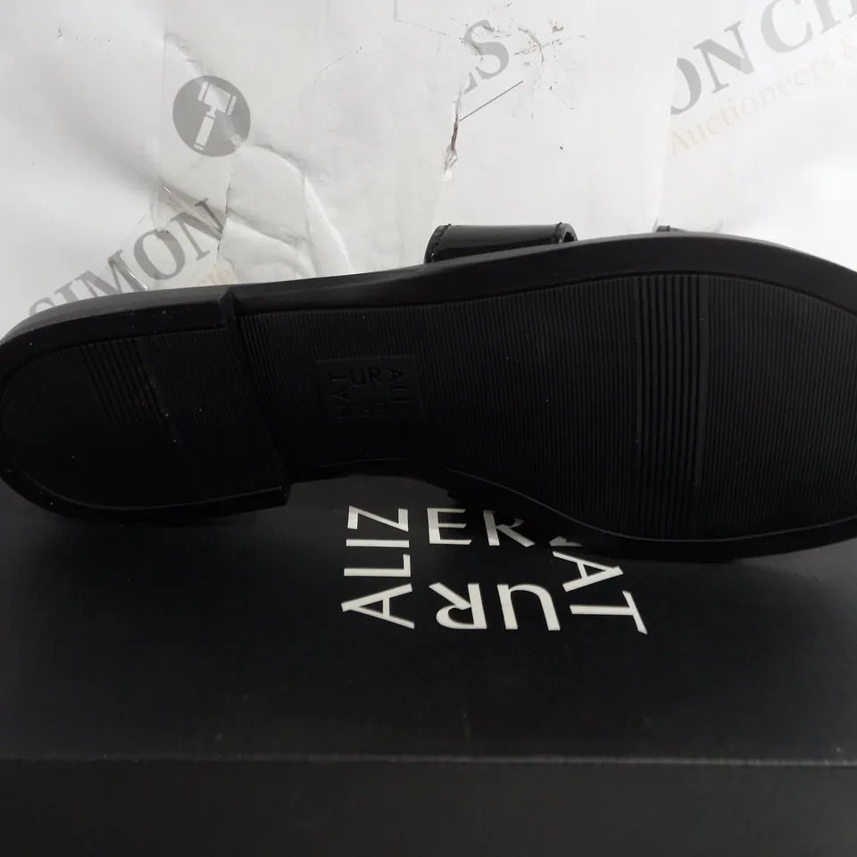 boxed pair of naturalizer sandals in black size 7