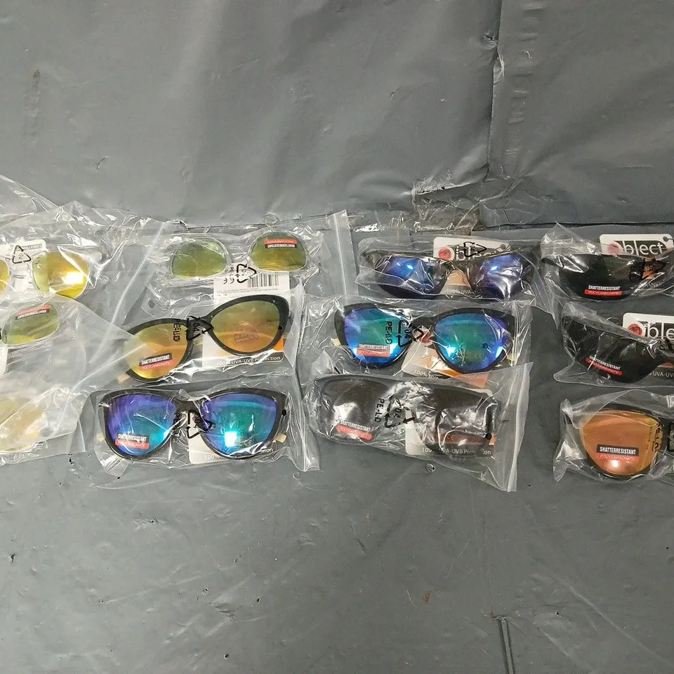 APPROXIMATELY 200 ASSORTED FASHION GLASSES BY OBJECT IN VARIOUS STYLES AND SIZES