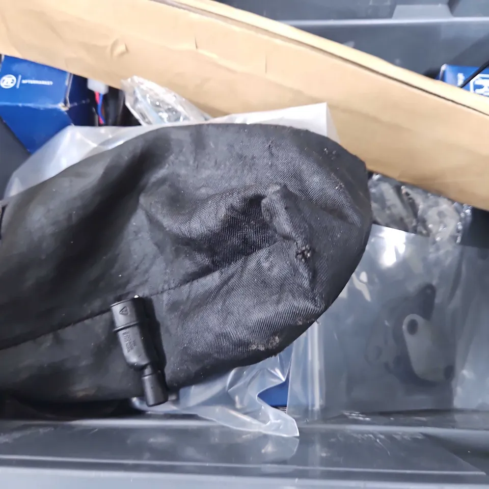 TOTE OF APPROXIMATELY 10 ASSORTED VEHICLE ITEMS TO INCLUDE - 5 TON JACK , MOTOBIKE WING MIRROR ETC